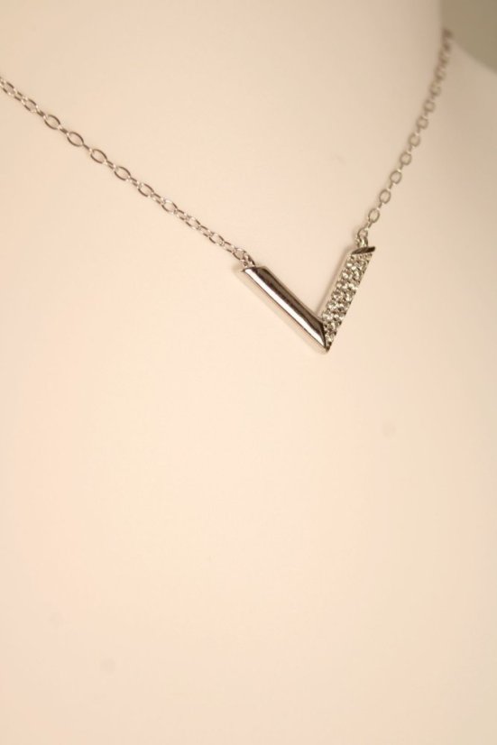 Strieborný náhrdelník s príveskom v tvare V, číre zirkóny, rhodium, 45-50 cm, 1,85 g, 925/1000