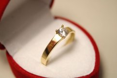 Prsteň- jednoduchý- číry zirkón- žlté zlato- 14 karátov