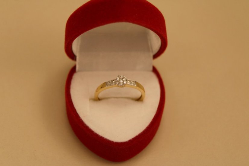 Prsteň - diamanty/centrálny briliant 0,08 ct/0,03 ct -  kombinované zlato - 14 karátov