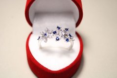Prsteň-vzor kvetov-číre a modré zirkóny-rhodium-striebro