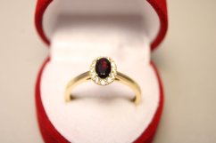 Prsteň-vo farbe českého granátu-číre zirkóny- žlté zlato-14 karátov