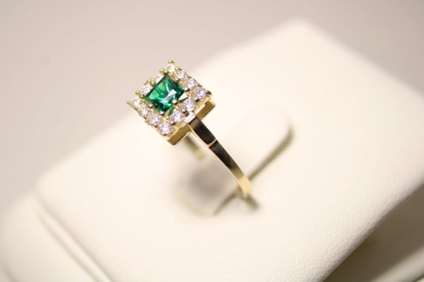 Prsteň- smaragdové a číre zirkónyi- žlté zlato- 14 karátov