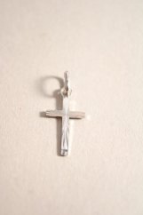 Prívesok- tvar kríža s gravírovaným vzorom- rhódiované striebro