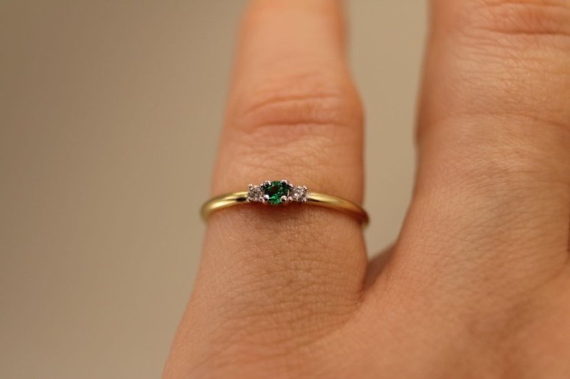 Prsteň- zelený kameň- íre zirkóny- žlté zlato- 14 karátov