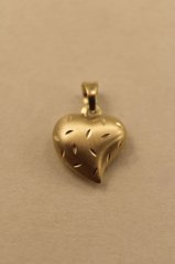 Prívesok- vypuklé srdiečko- matno-lesklý- žlté zlato- 14 karátov