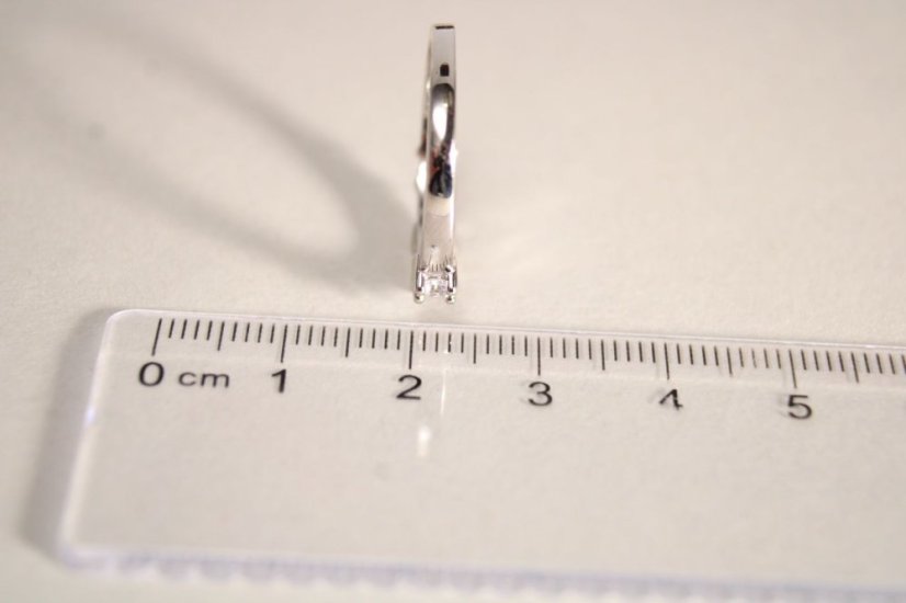 Rhódiovaný strieborný prsteň s čírymi zirkónmi rôzneho tvaru, veľkosť 55, 2,55g, 925/1000