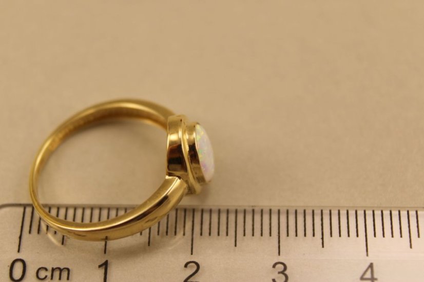 Prsteň- biely opál-žlté zlato-14 karátov