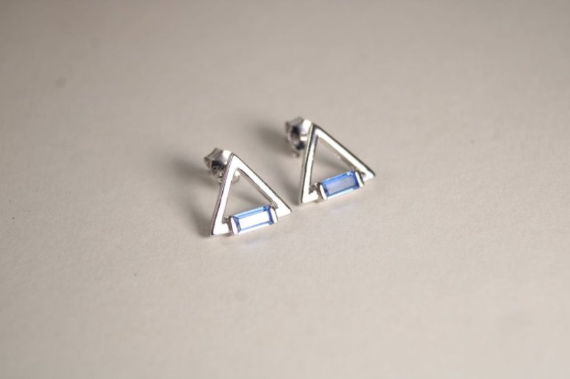 Strieborné trojuholníkové náušnice s modrým kameňom, rhodium, puzetové zapínanie, 1,72 g, 925/1000