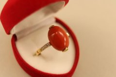 Prsteň- červený korál- zirkóny- žlté zlato- 14 karátov