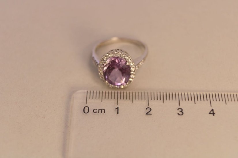 Dámsky prsteň s fialovým brúseným zirkónom z bieleho zlata, veľkosť 55, 3,47g, 14k 585/1000