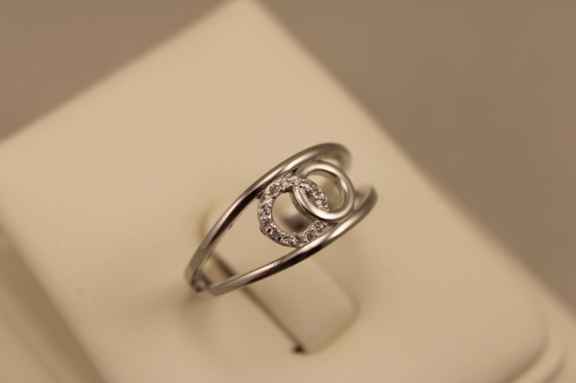 Prsteň- dva kruhy medzi obručou-číre zirkóny-rhodium-striebro