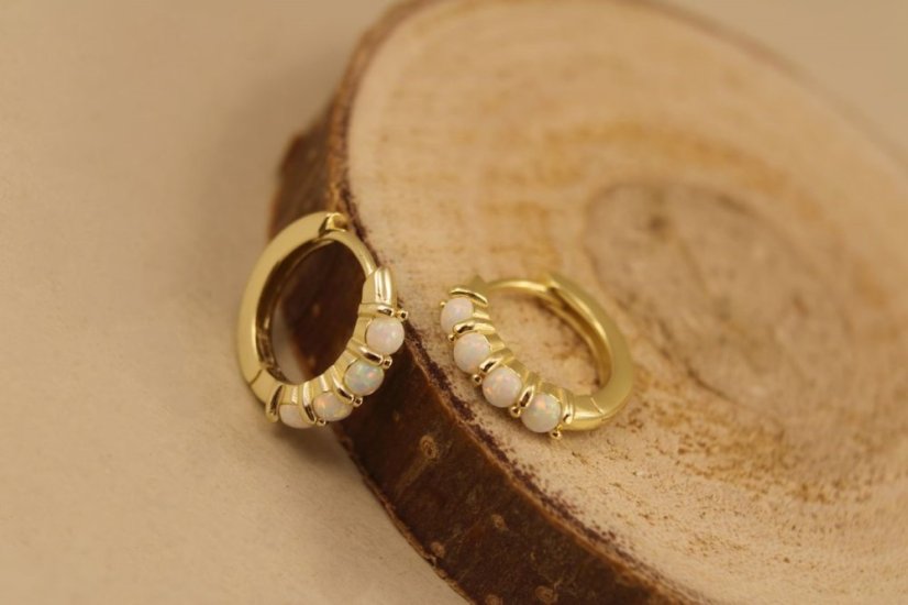 Náušnice- kruhy- biely opál- zacvakávacie- pozlátené striebro
