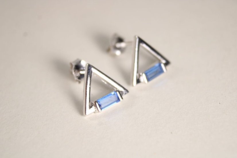 Strieborné trojuholníkové náušnice s modrým kameňom, rhodium, puzetové zapínanie, 1,72 g, 925/1000