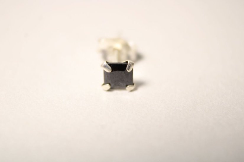 Strieborná single náušnica s čiernym zirkónom, 0,22 g, 925/1000