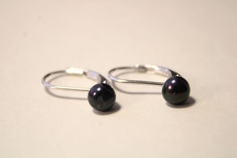 Strieborné náušnice s fialovou perlou, klasické zapínanie, rhodium, 1,05 g, 925/1000