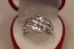 Zlatý prsteň biele zlato trojrad čírych zirkónov, veľkosť 51 3,71 g ,14k, 585/1000
