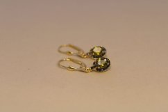 Zlaté visiace náušnice zdobené olivovo-zeleným zirkónom, žlté zlato, klasické zapínanie, 3,17 g, 14k 585/1000