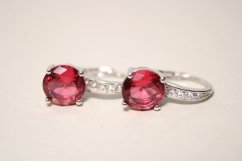 Naušnice- červený kameň v krapničkách- patent- rhódiované striebro