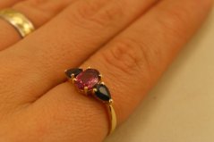 Prsteň s rodolitom a zafírmi - žlté zlato - 14K