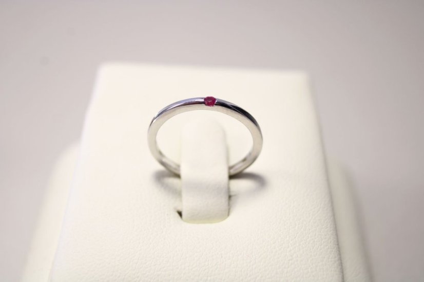 Strieborný minimalistický prsteň, sýto rúžový zirkón, rhodium, veľkosť 48, 1,12 g, 925/1000