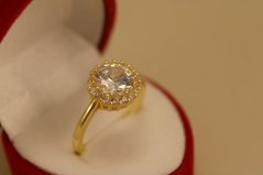 Prsteň- veľký okrúhly kameň- číre zirkóny- pozlátené striebro