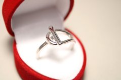 Strieborný prsteň s atypickým designom a hladkým povrchom, rhódium, veľkosť 58, 3,16g, 925/1000