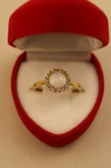 Prsteň- biely opál- zirkóny- žlté zlato- 14 karátov