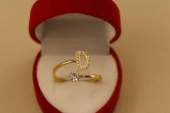 Prsteň- písmeno D- číre zirkóny- pozlátená oceľ- 316/L