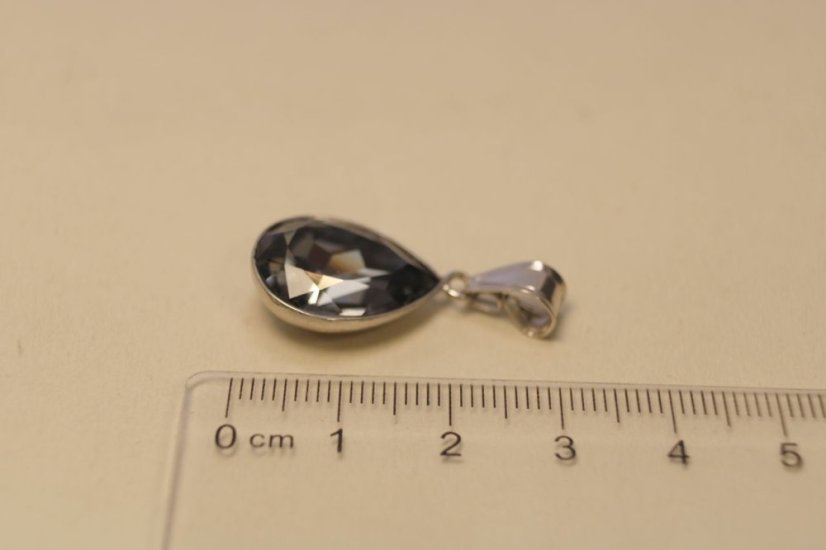 Strieborný prívesok "slza" čierny swarovski crystals, rhodiované striebro, 3,54g, 925/1000 - Druh kameňa: SWAROVSKI PRÍRODNÝ KAMEŇ, Farba kameňa: Čierny, Váha (g): 3,54, Rýdzosť: STRIEBRO 925/1000
