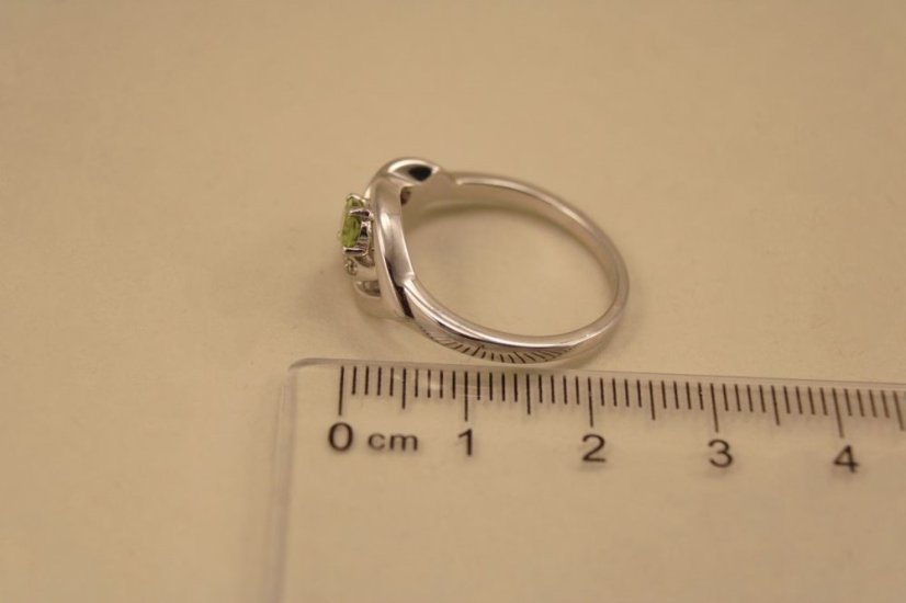 Prsteň- prírodný olivín- zirkóny- rhódiované striebro