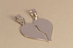 Prívesok -zlomené srdce- rhodiované striebro