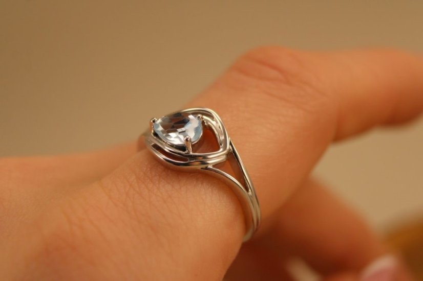 Prsteň- modrý topás- zirkóny- rhódiované striebro