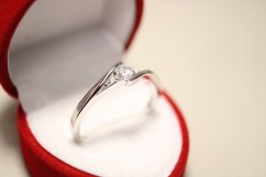 Prsteň-v tvare vlnky-číry kameň-číre zirkóny-rhodium-striebro