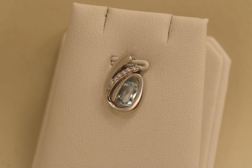 Prívesok- modrý topás- zirkóny- rhódiované striebro