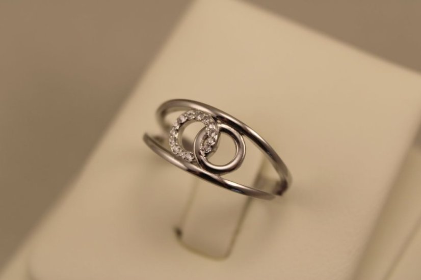Prsteň- dva kruhy medzi obručou-číre zirkóny-rhodium-striebro