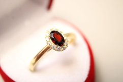 Prsteň-vo farbe českého granátu-číre zirkóny- žlté zlato-14 karátov