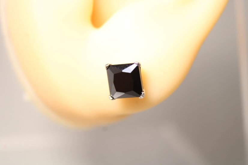 Strieborná single náušnica s čiernym zirkónom, 0,68 g, 925/1000