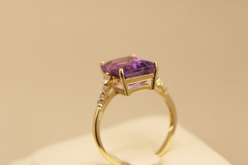 Prsteň-žlté zlato-drahokam (Ametyst) - číre zirkóny-14 karátov