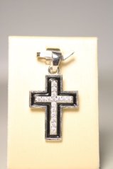Trblietavý strieborný prívesok kríž s čírymi zirkónmi a čiernym smaltom, rhodium, 1,89 g, 925/1000