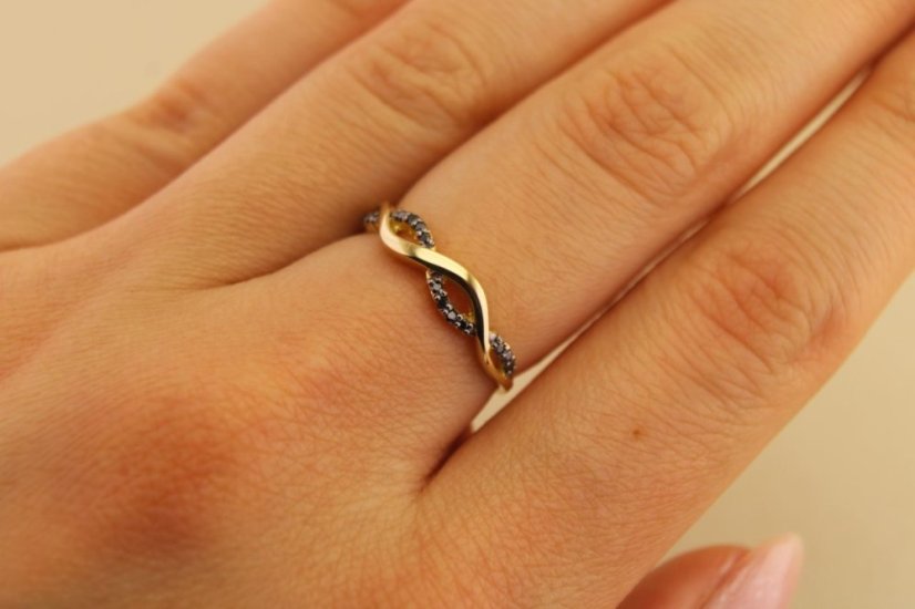 Prsteň- pletený vzor- čierne diamanty- žlté zlato- 14 karátov