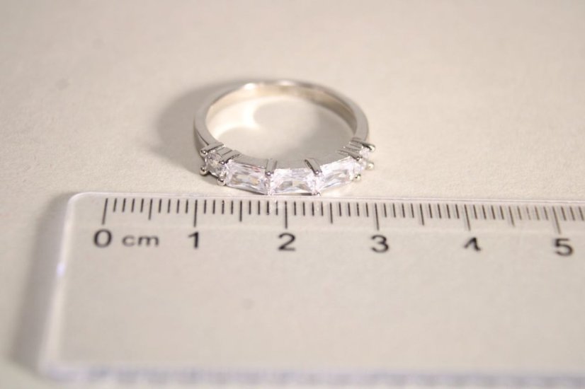 Rhódiovaný strieborný prsteň s čírymi zirkónmi rôzneho tvaru, veľkosť 55, 2,55g, 925/1000