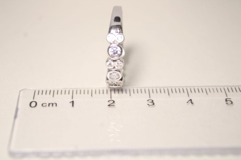 Strieborný prstienok s čírymi zirkónmi, rhodium, veľkosť 58, 3,19 g , 925/1000