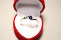 Prsteň-v tvare vlnky-tmavomodrý kameň-číre zirkóny-rhodium-striebro