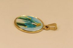 Prívesok-farebná Panna Mária- pozlátená chirurgická oceľ