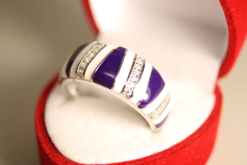 Prsteň-biely-fialovým smalt- číre zirkóny-rhodium-striebro