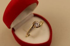 Prsteň- vlnitý tvar- číre zirkóny- žlté zlato- 14 karátov