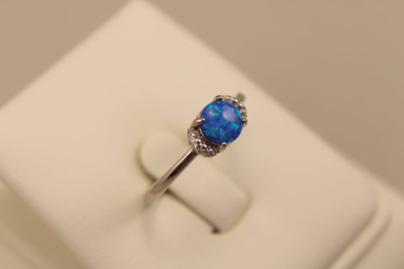 Strieborný prsteň syntetický modrý opál, číre zirkóny, veľkosť 56, 2,53g 925/1000