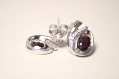 Strieborné náušnice s červeným granátom a čírymi zirkónmi, rhodium, napichovačky, 2,28 g, 925/1000
