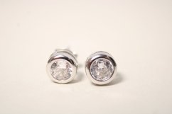 Strieborné náušnice kôstky so zirkónom, puzetky, rhodium, 2,14 g, 925/1000