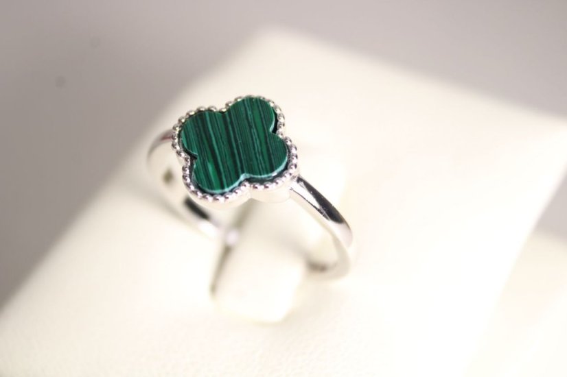 Strieborný prsteň ďatelinka so zeleným malachitom, rhodium, veľkosť 58, 2,18 g, 925/1000